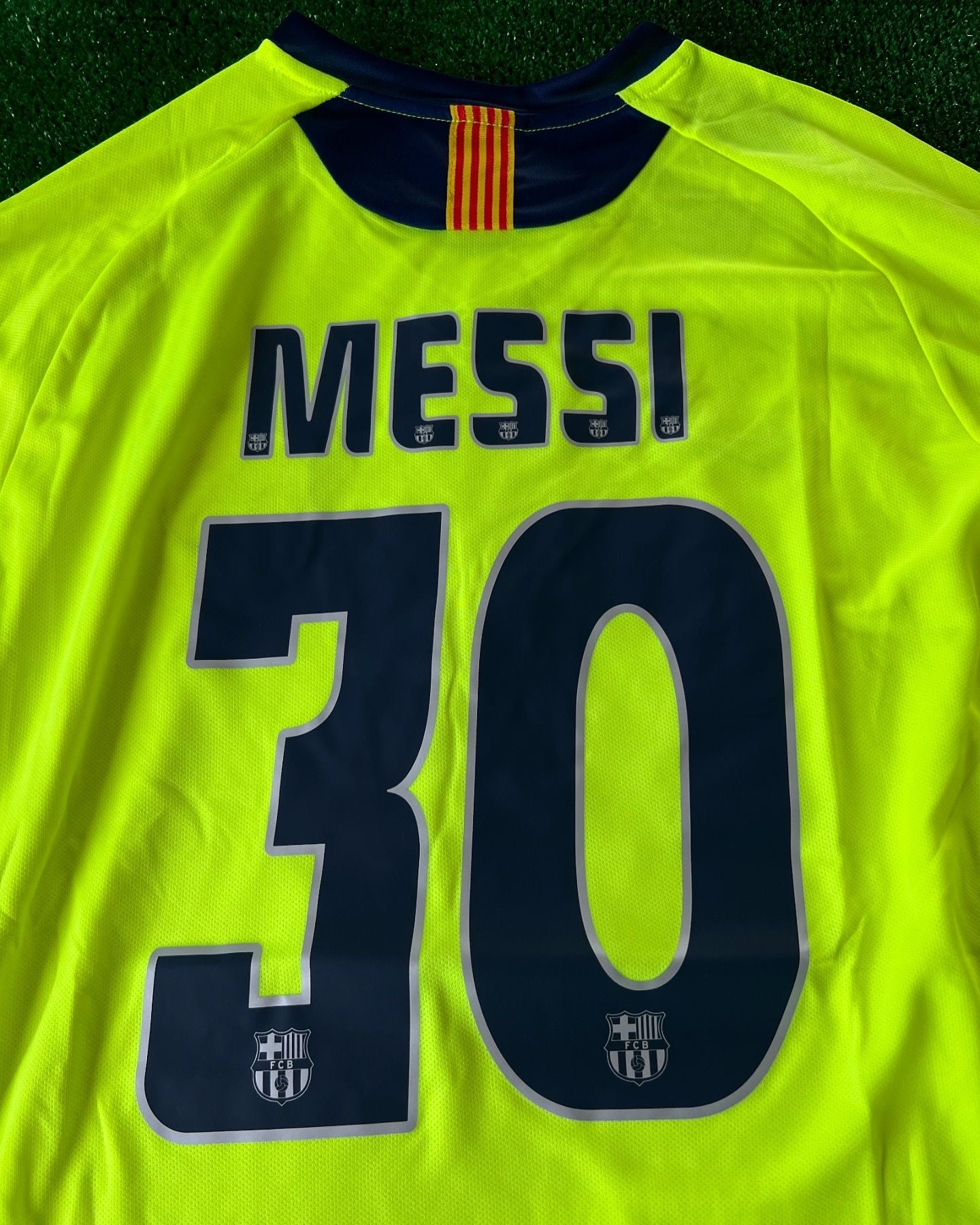 Lionel Messi Barcelona 05-06 Season Retro Long Sleeve Jersey