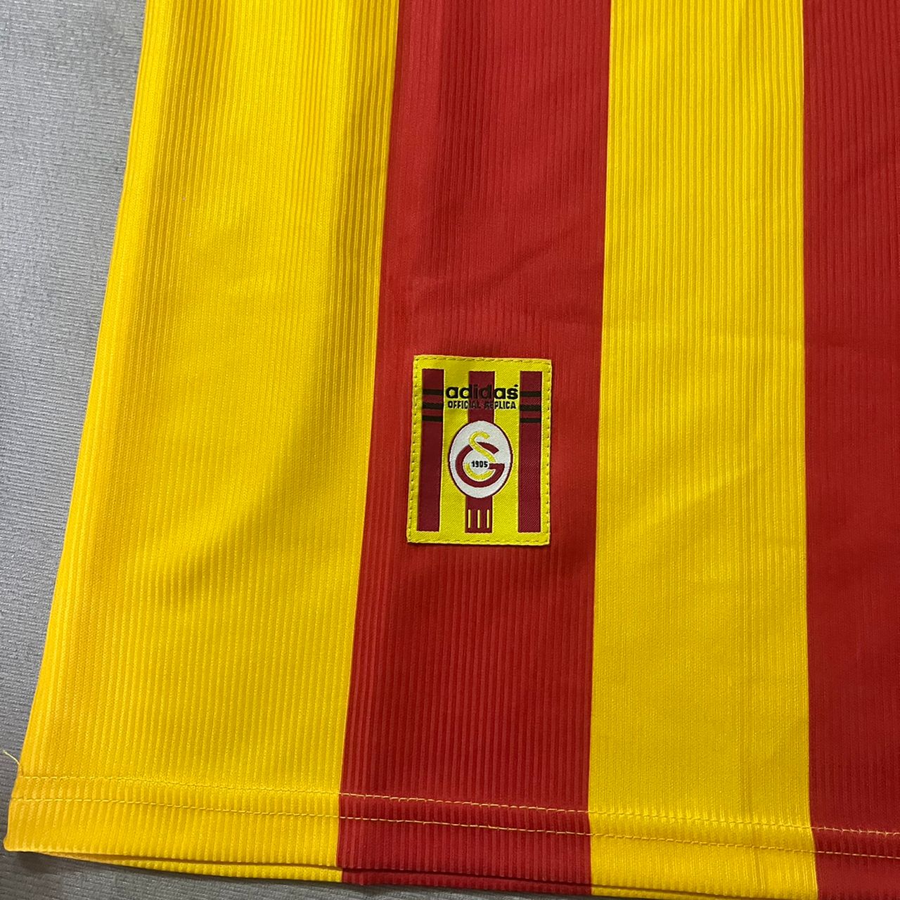 Galatasaray UEFA 2000 Sezon Sari Kirmizi Retro Forma Jersey