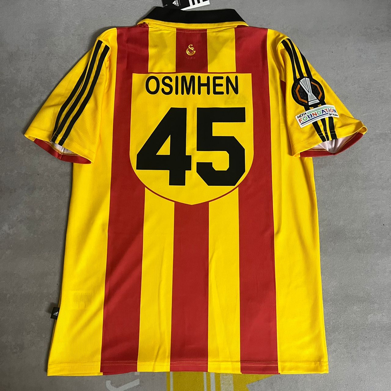 Galatasaray Victor Osimhen UEFA 2000 Sezon Sari Kirmizi Retro Forma Trikot